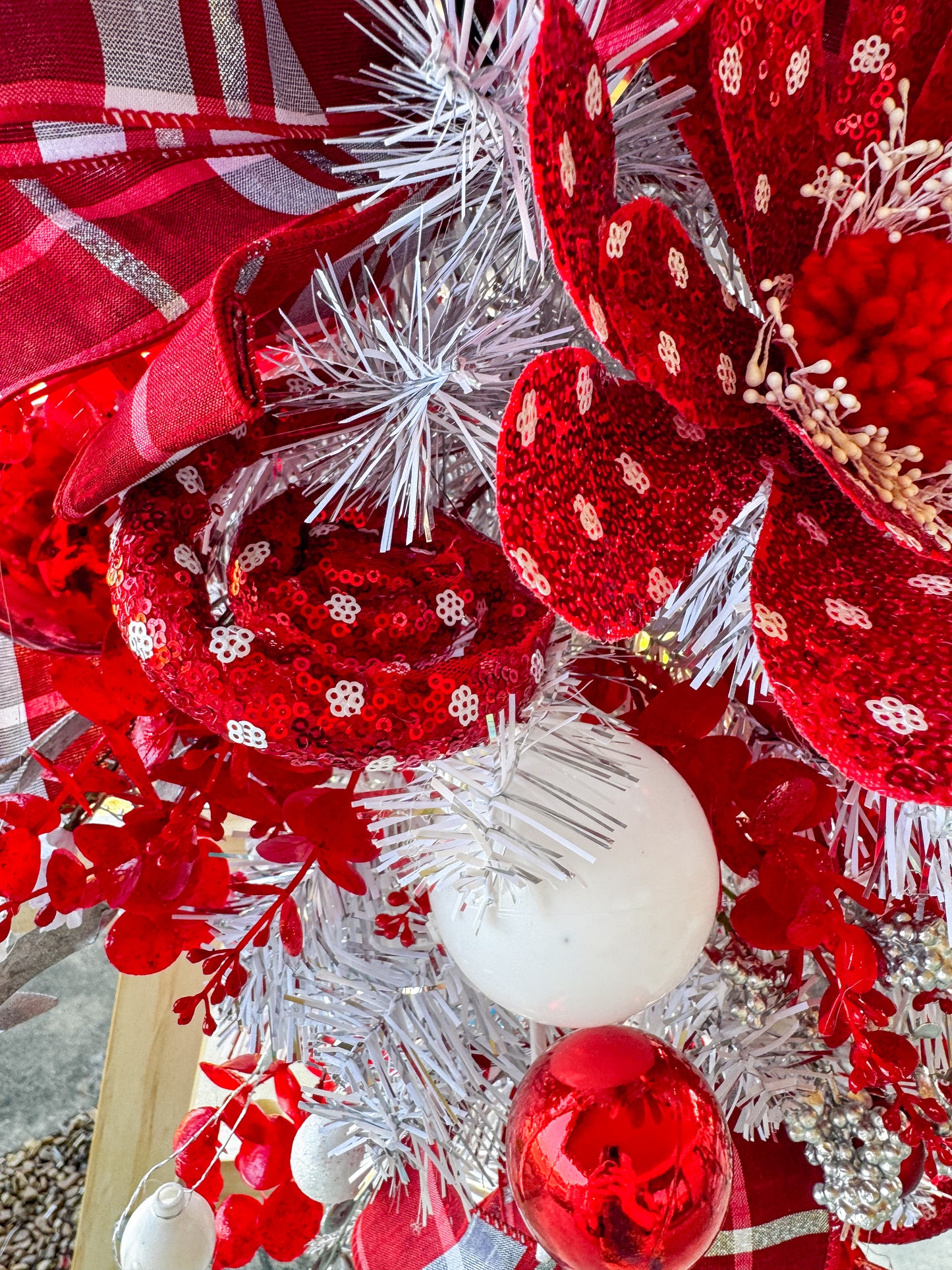 Classic Red & White Christmas Teardrop Swag – Elegant Holiday Door Decor