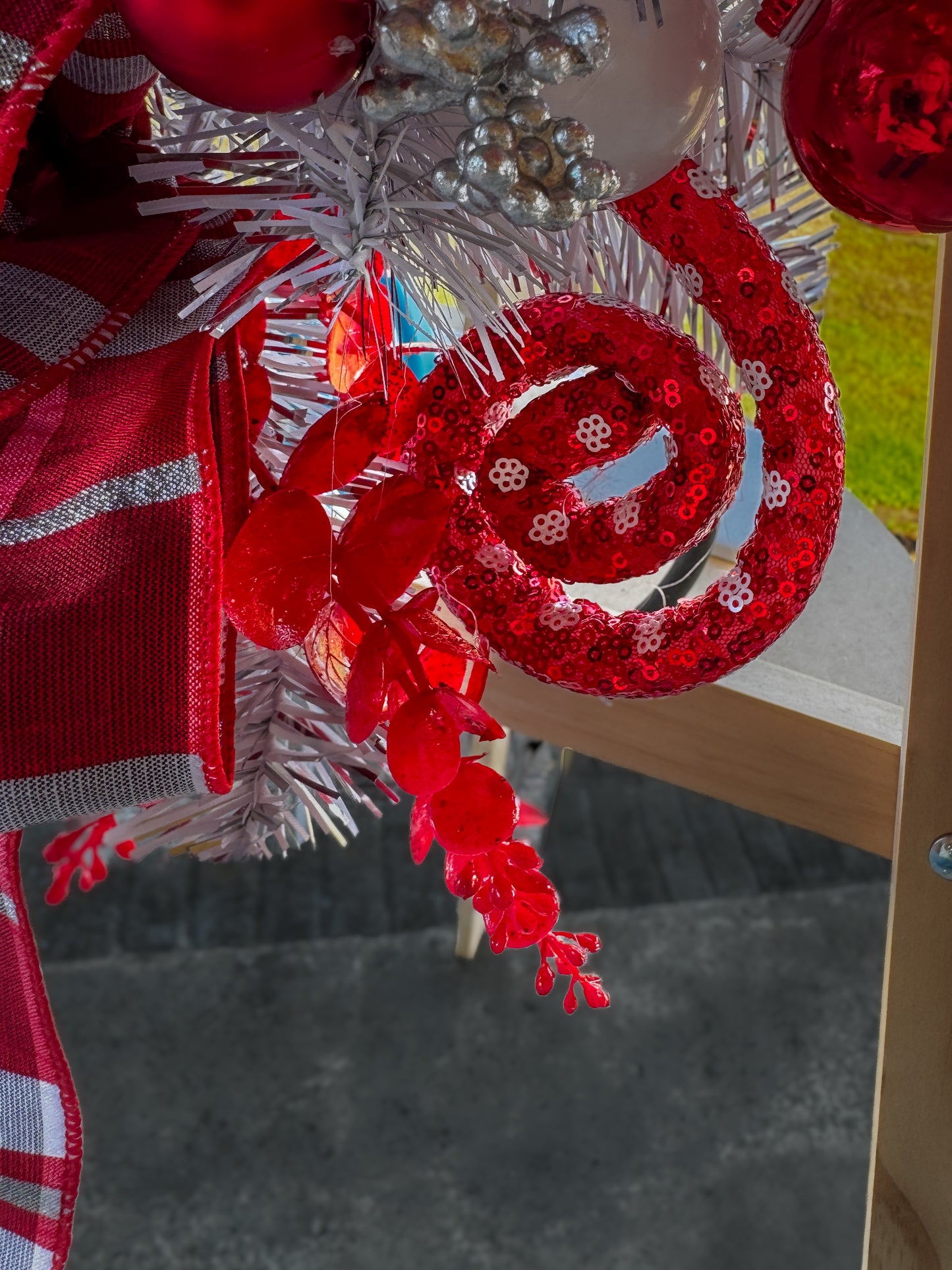 Classic Red & White Christmas Teardrop Swag – Elegant Holiday Door Decor