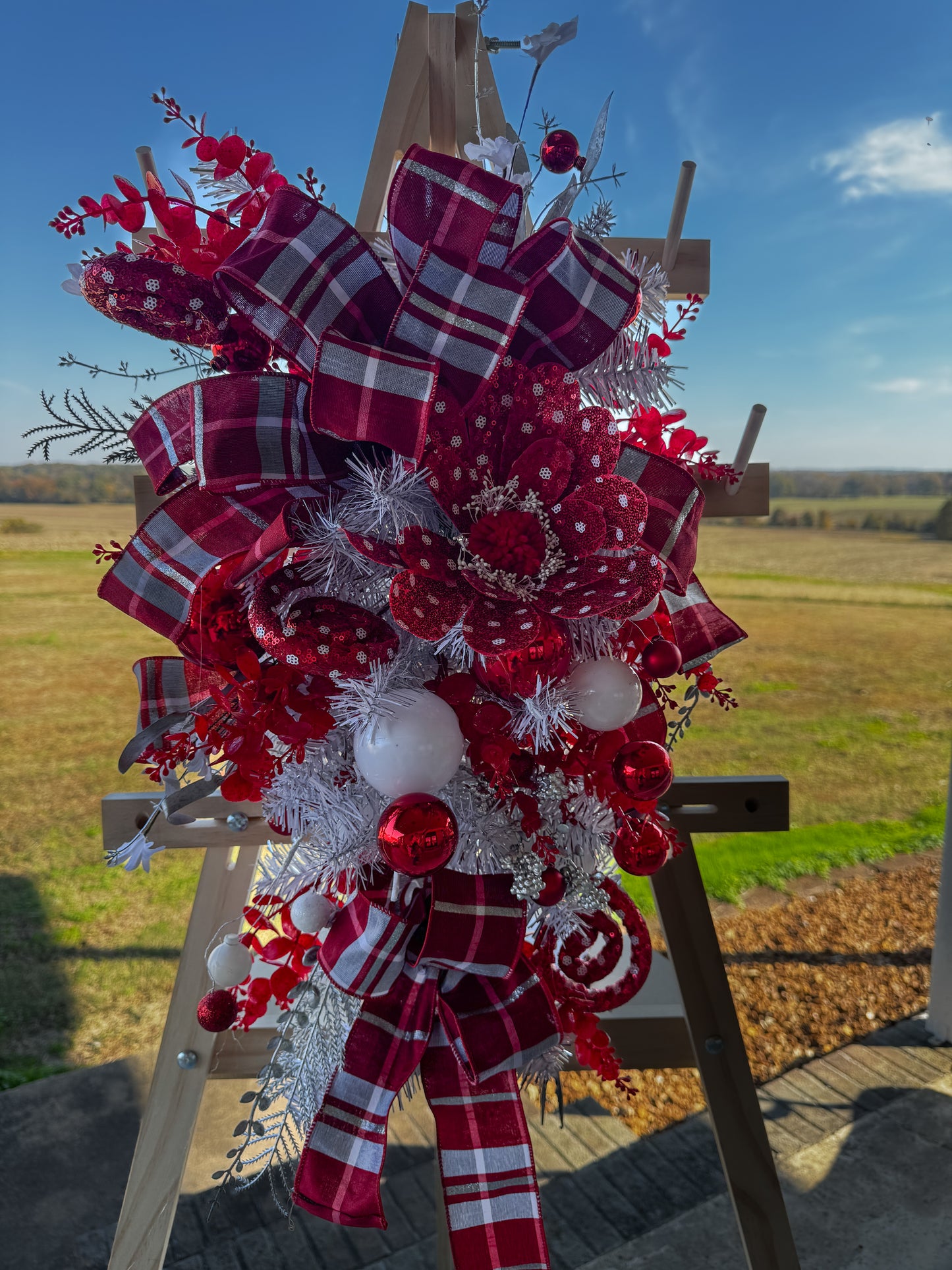 Classic Red & White Christmas Teardrop Swag – Elegant Holiday Door Decor