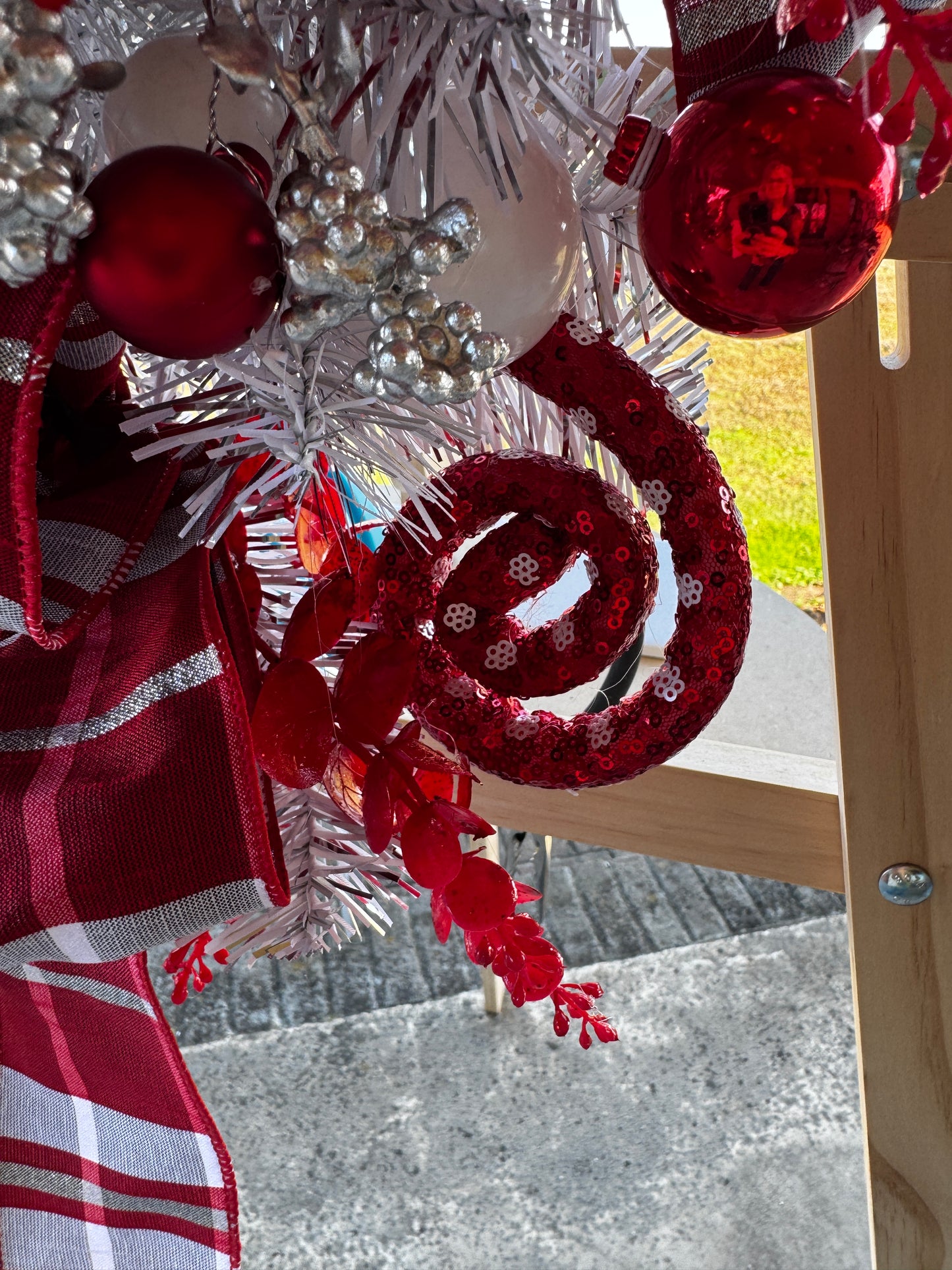 Classic Red & White Christmas Teardrop Swag – Elegant Holiday Door Decor