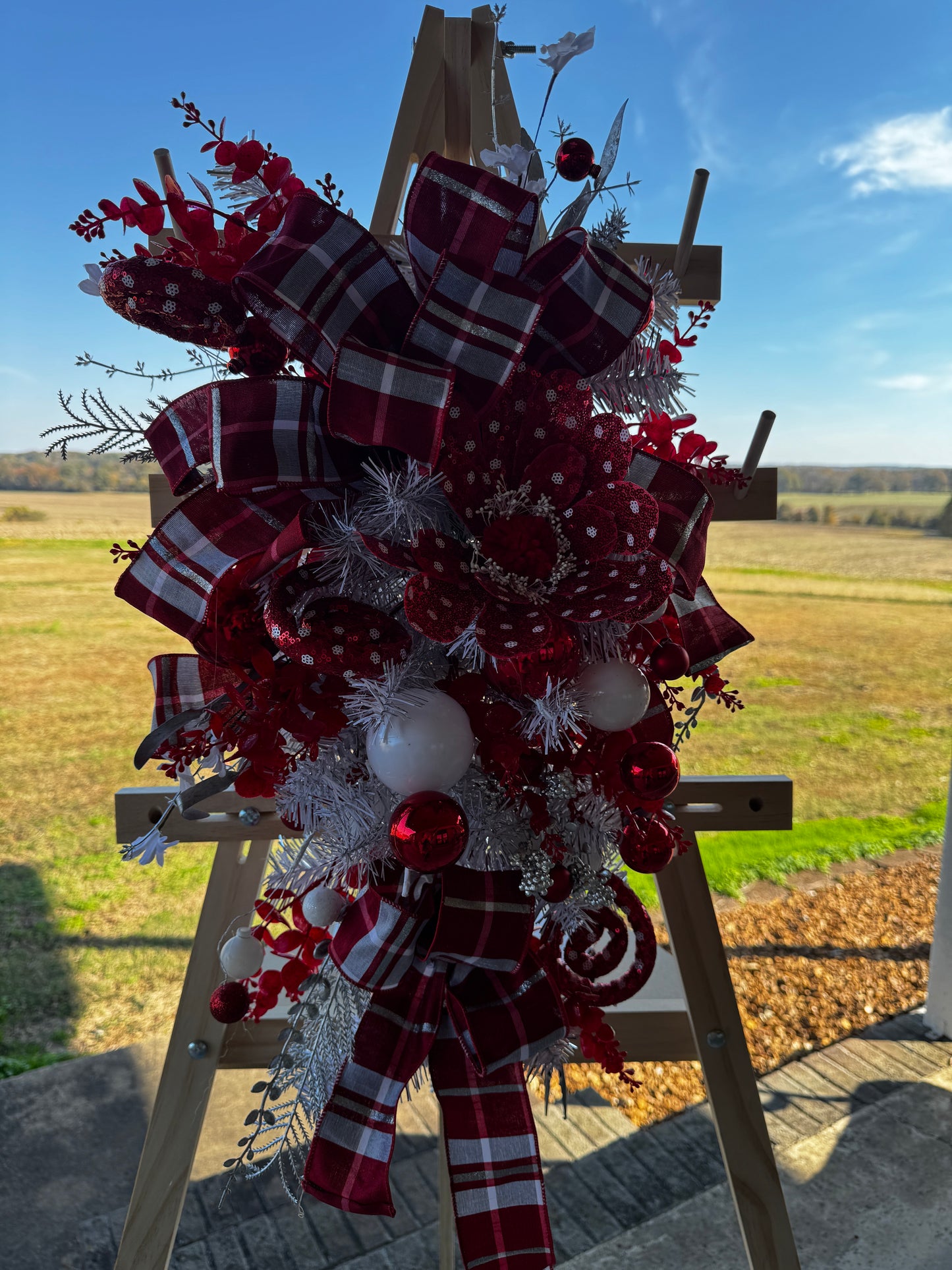 Classic Red & White Christmas Teardrop Swag – Elegant Holiday Door Decor
