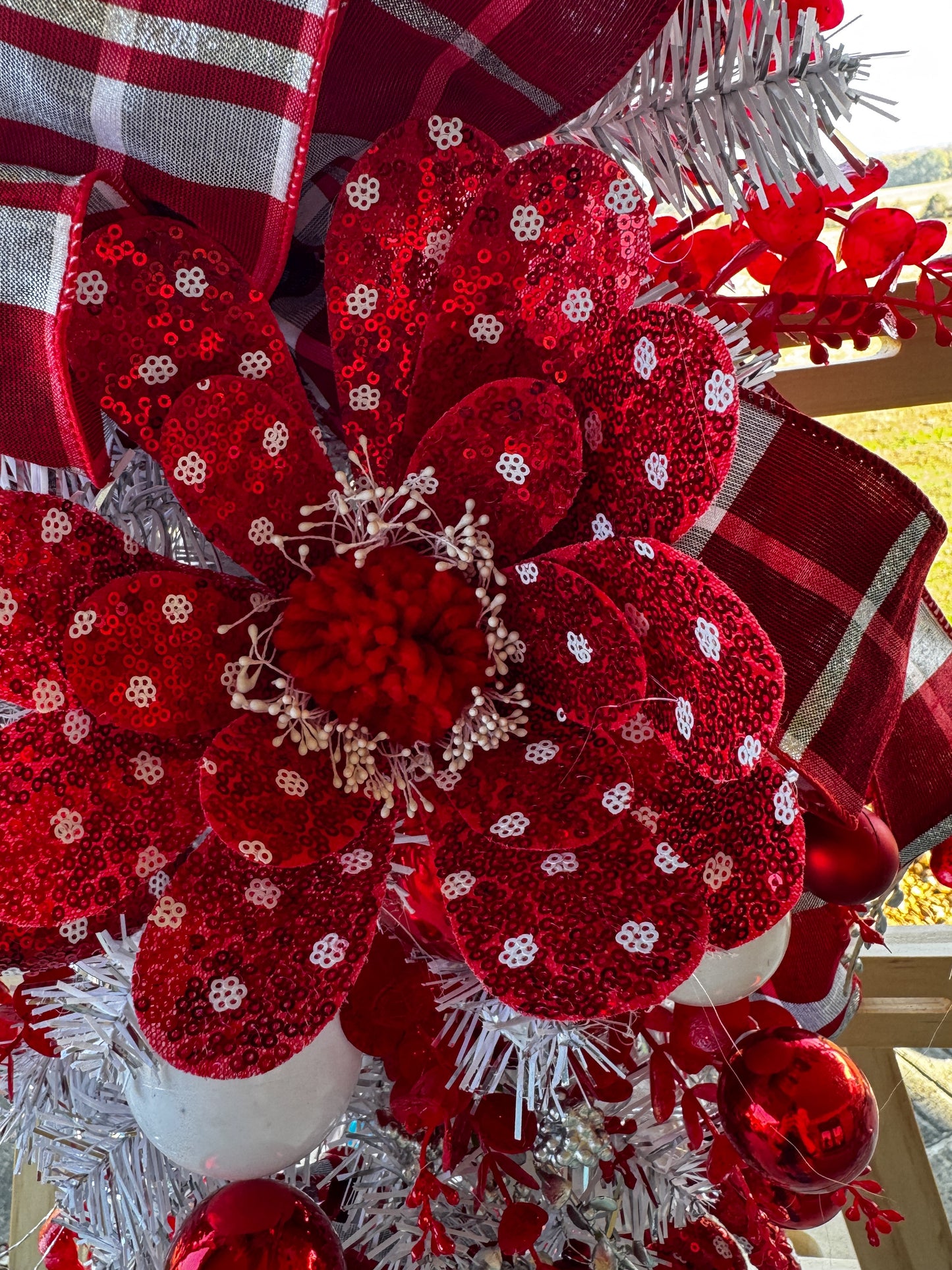 Classic Red & White Christmas Teardrop Swag – Elegant Holiday Door Decor