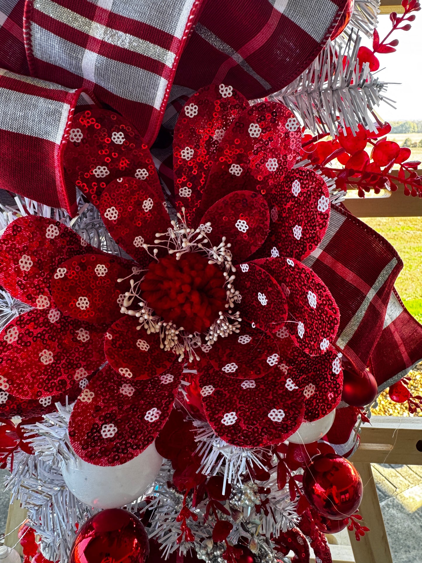 Classic Red & White Christmas Teardrop Swag – Elegant Holiday Door Decor