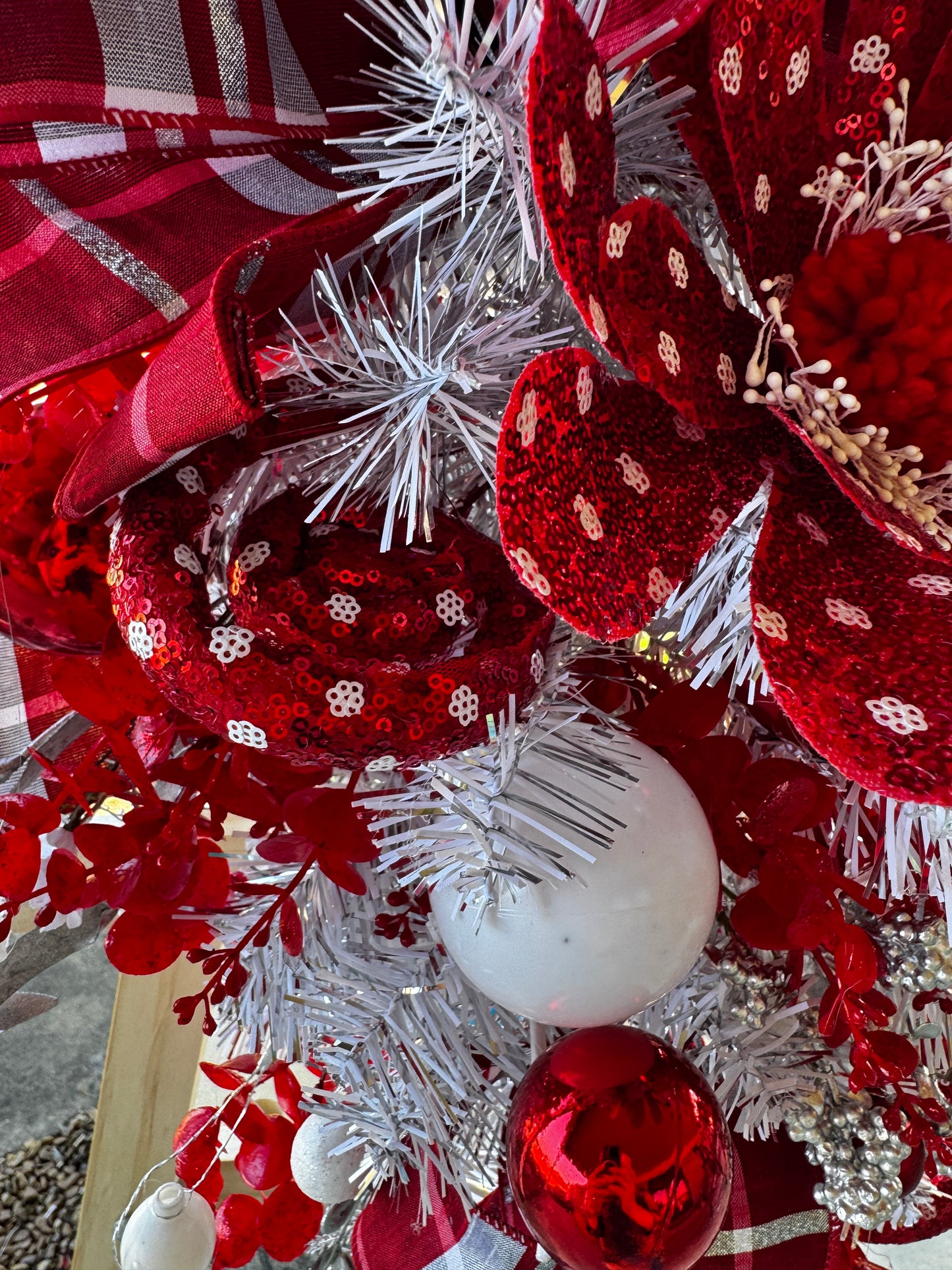 Classic Red & White Christmas Teardrop Swag – Elegant Holiday Door Decor