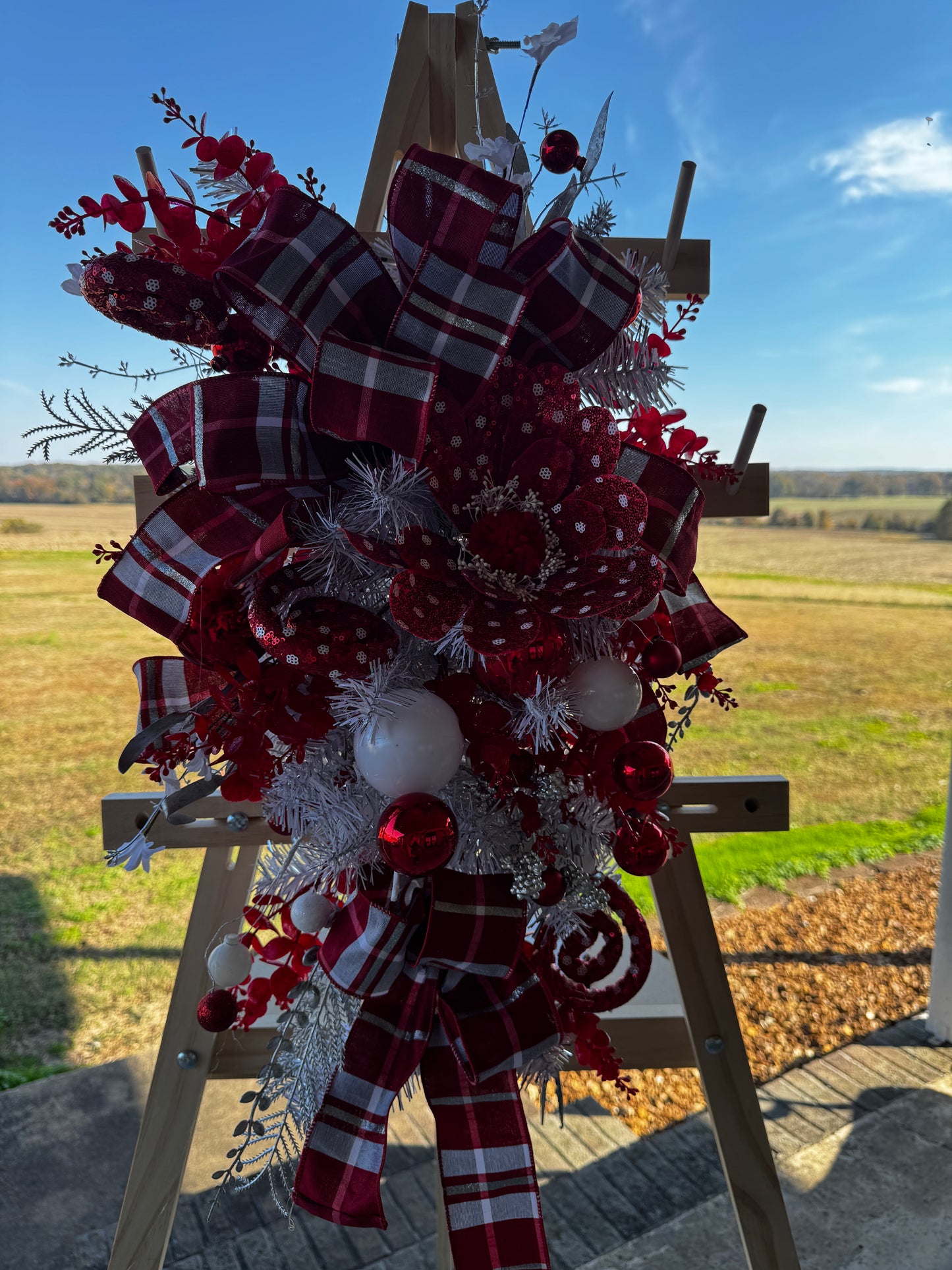 Classic Red & White Christmas Teardrop Swag – Elegant Holiday Door Decor