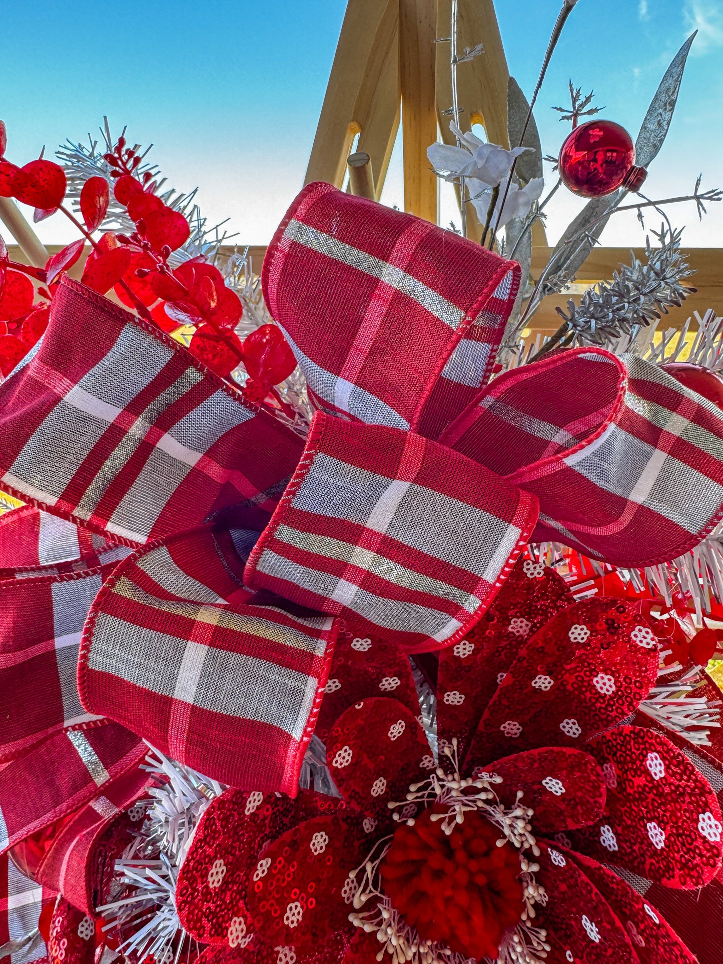 Classic Red & White Christmas Teardrop Swag – Elegant Holiday Door Decor