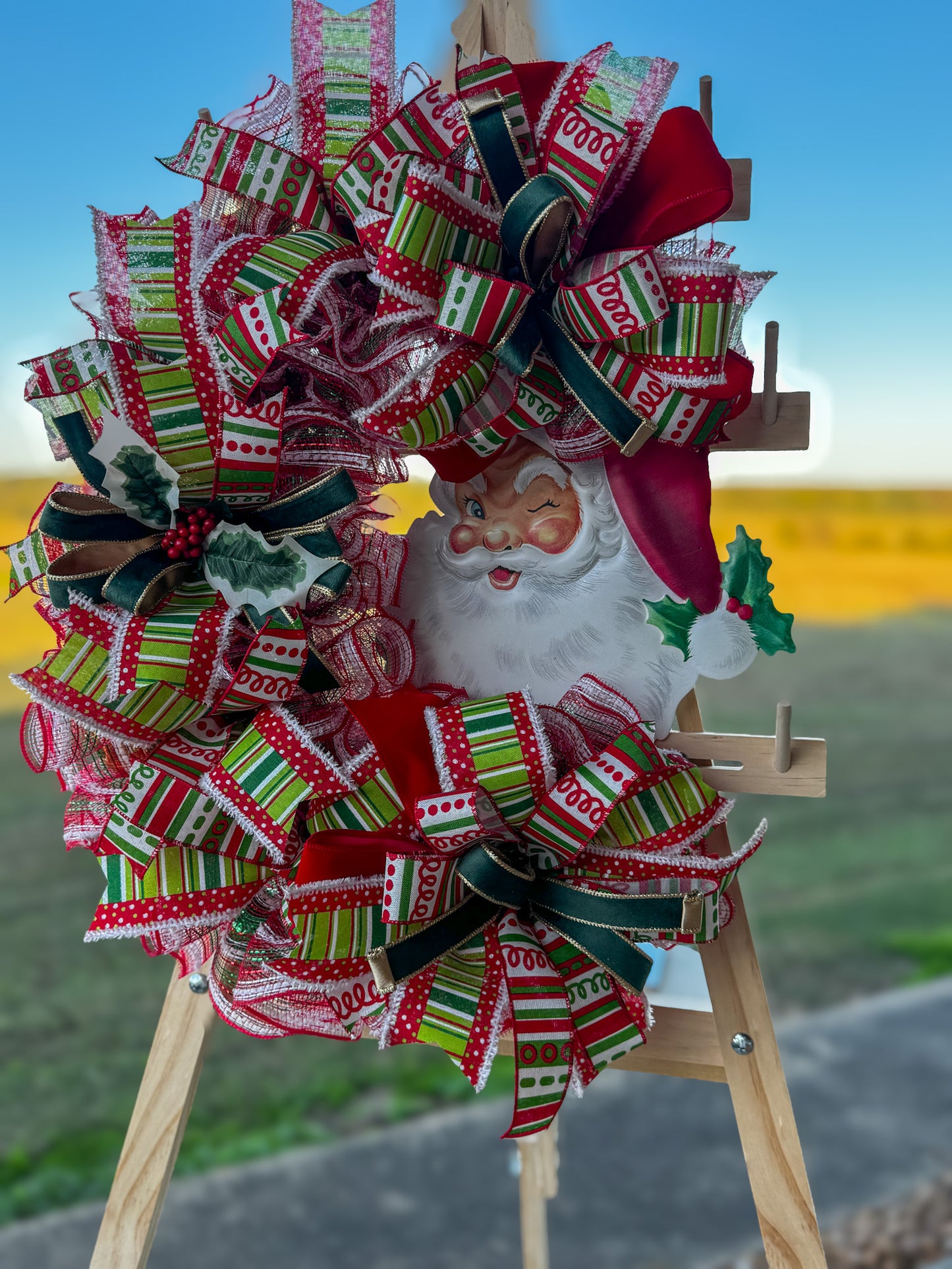 🎅 Vintage Santa Wreath :Celebrate nostalgia and joy with this handcrafted Vintage Santa wreath featuring candy-striped ribbons, holly accents, and a smiling Santa centerpiece