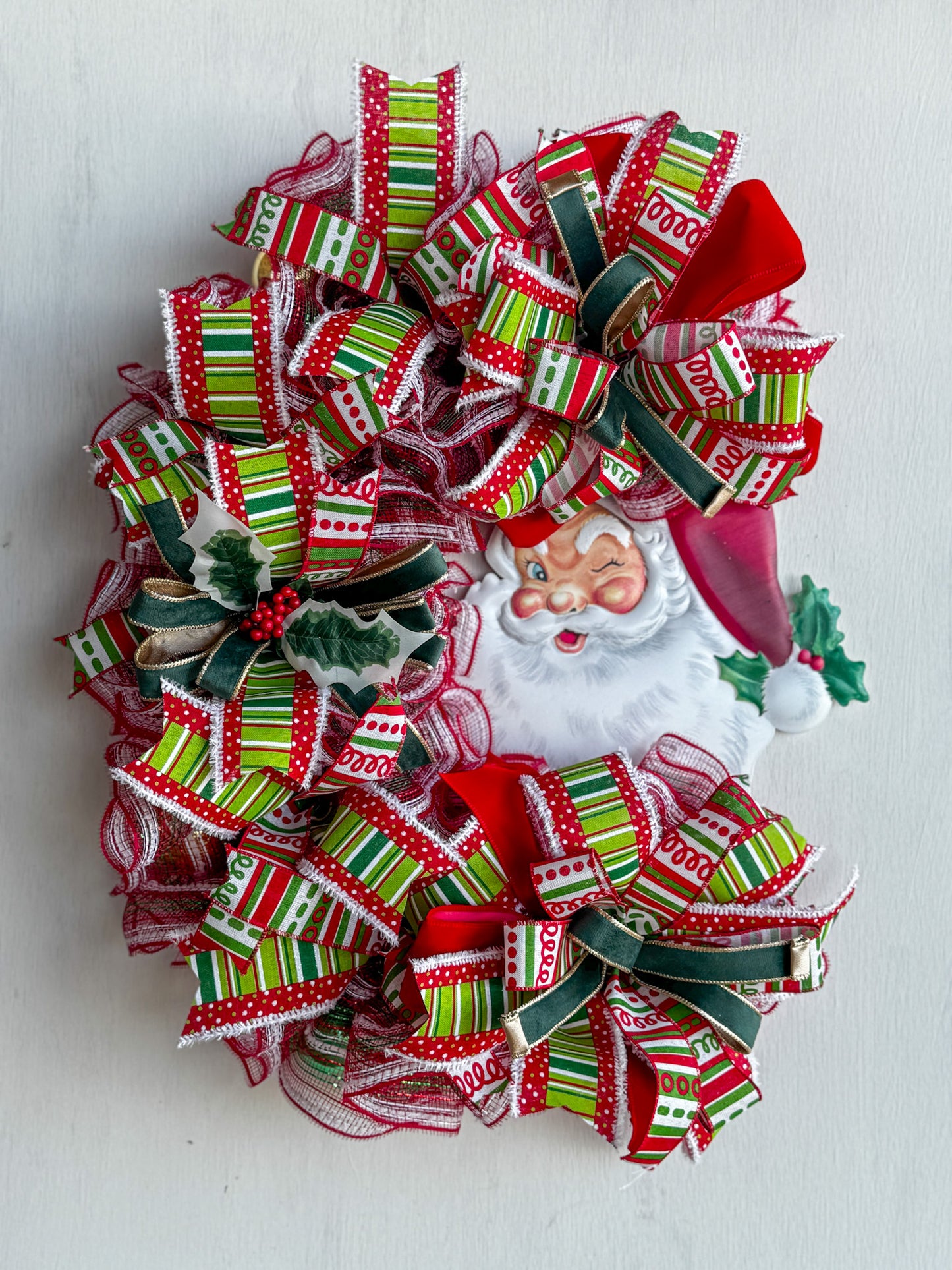 🎅 Vintage Santa Wreath :Celebrate nostalgia and joy with this handcrafted Vintage Santa wreath featuring candy-striped ribbons, holly accents, and a smiling Santa centerpiece